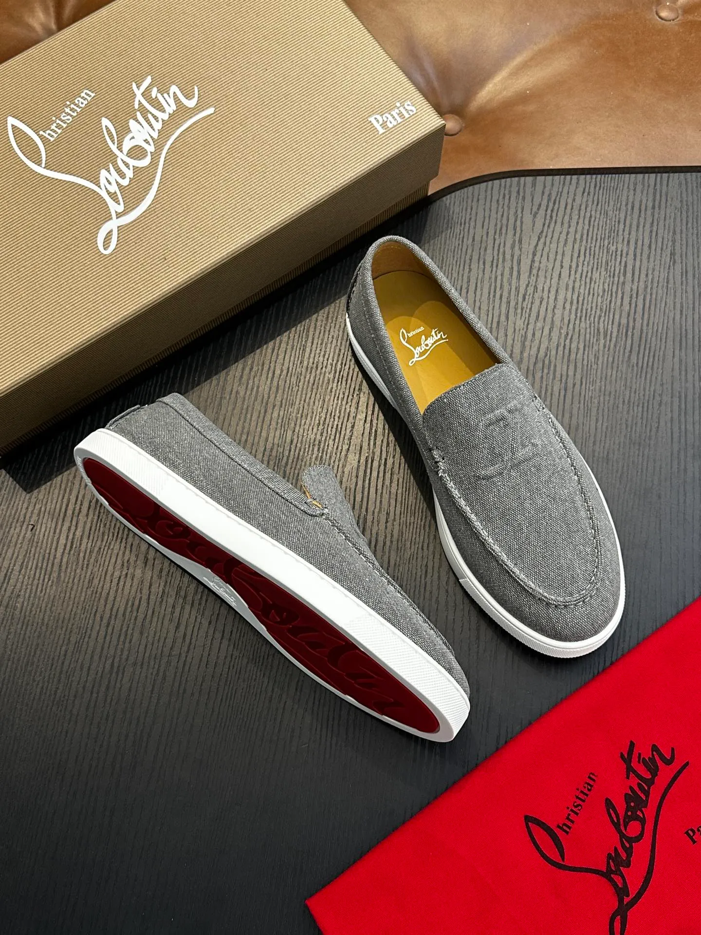 P760💰Christian Louboutin (red-soled shoes) Italian men’s casual sneakers are shipped! Each pair of shoes from this Italian handmade shoe brand has a simple and classic design, which is very comfortable and versatile! The upper fabric of this shoe is made of imported cowhide, with high-end and comfortable cowhide lining! The outsole is made of original rubber bottom sheets and is lined with cowhide! Brand-specific molded footbed, exclusive private mold control! Original box packaging, with shoe storage bag! 39 40 41 42 43 44 (38 45 46 customized)